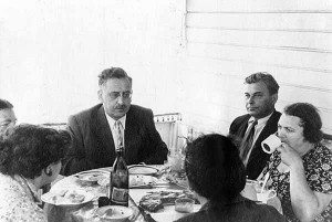 Михаил Владимирович Трахтенберг (слева) со Львом Ивановичем Медведем и его женой Софьей Григорьевной (1954 г.)