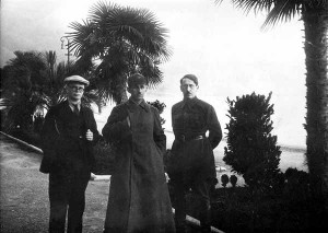 Михаил Трахтенберг (крайний справа) на отдыхе в Гаграх с врачом К.А. Федоровым и военкомом И.Г. Колесниковым (1935 г.)
