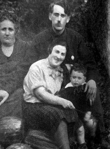 Первая фотография с отцом, мамой и бабушкой (1926 г.)