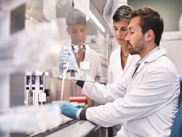 Санофі та GSK розпочали I/ІІ фазу клінічних досліджень потенційної ад’ювантної вакцини проти COVID‑19 на основі рекомбінантної технології