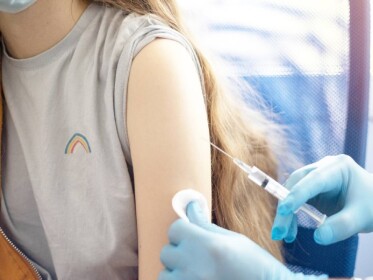 Проміжна заява ВООЗ щодо вакцинації дітей та підлітків від COVID-19