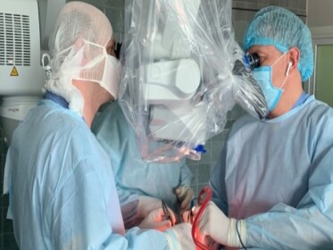 Львівські нейрохірурги провели унікальну операцію жінці, яка три місяці ходила із переломом хребта