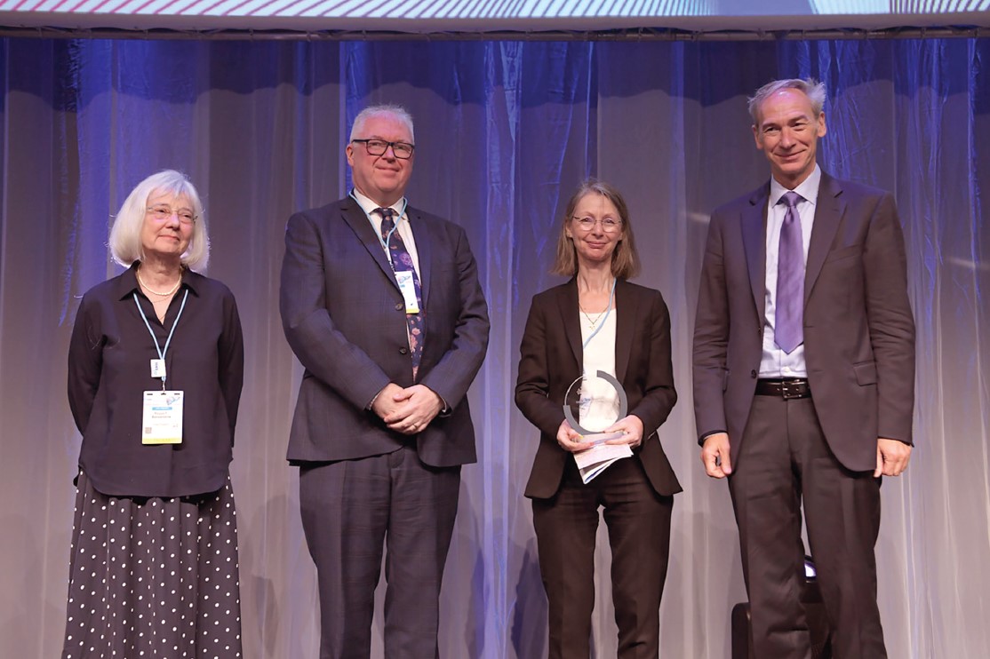 Церемонія Recognition Award: лауреатка премії професор Julia A. Wendon (у центрі) поряд з керівниками EASL