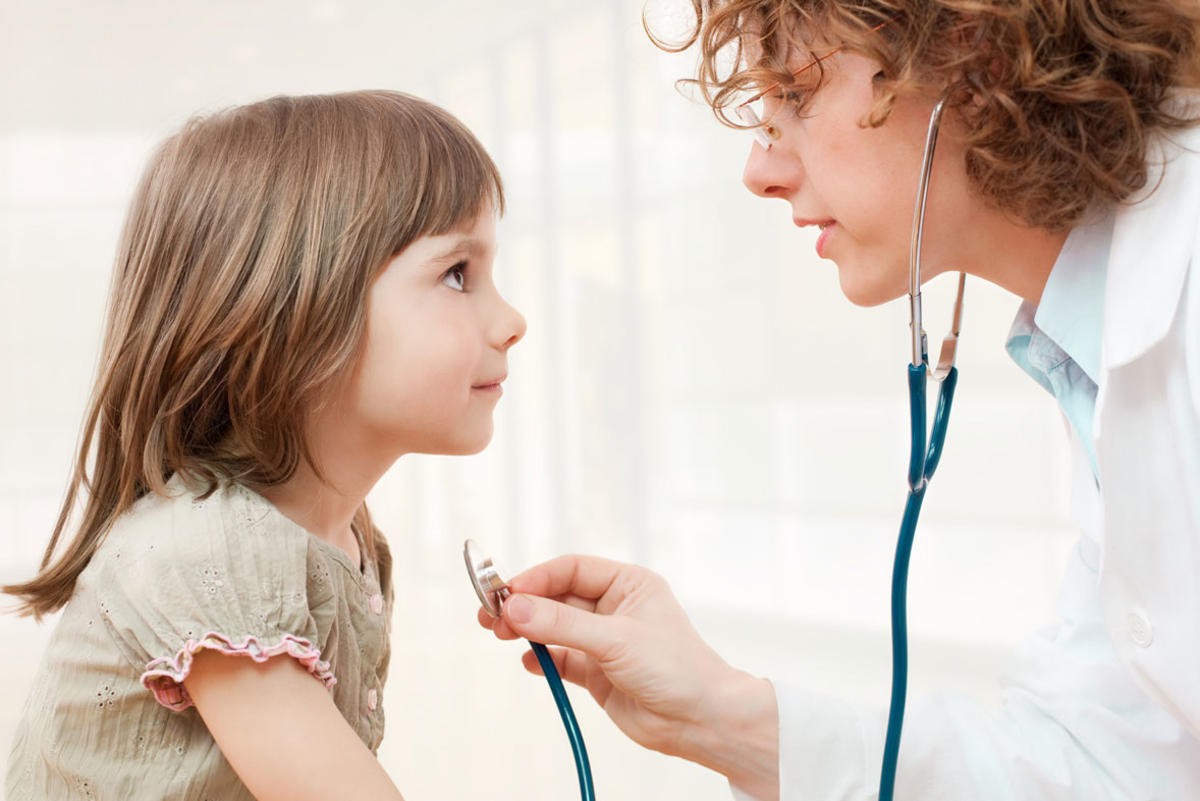 Факторы, определяющие назначение антибиотиков детям и подросткам с инфекциями нижних дыхательных путей, которые сопровождаются фебрильной лихорадкой