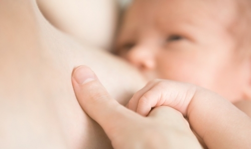 Трое из пяти младенцев не получают грудного молока в первый час жизни