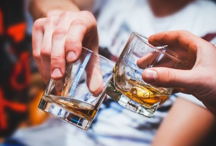 Вживання алкоголю під час пандемії COVID-19 зросло серед людей з тривогою та депресією 