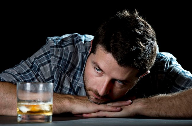 Стрес призводить до надмірного споживання алкоголю в жінок, але не у чоловіків