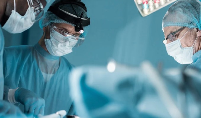 Медики з Черкас та Кропивницького вперше в Україні успішно здійснили трансплантацію, поєднану з методом тотального опромінення