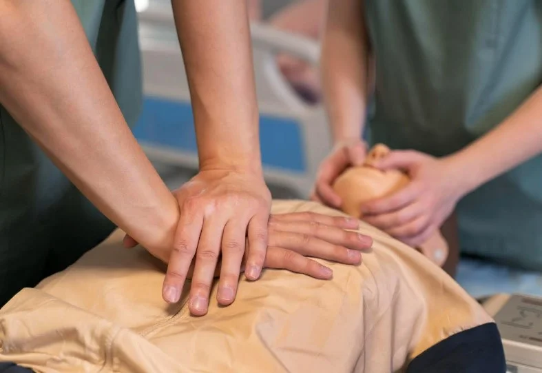 Останні рекомендації AHA 2025: новий підхід до реанімації, удушення та передозувань опіоїдами