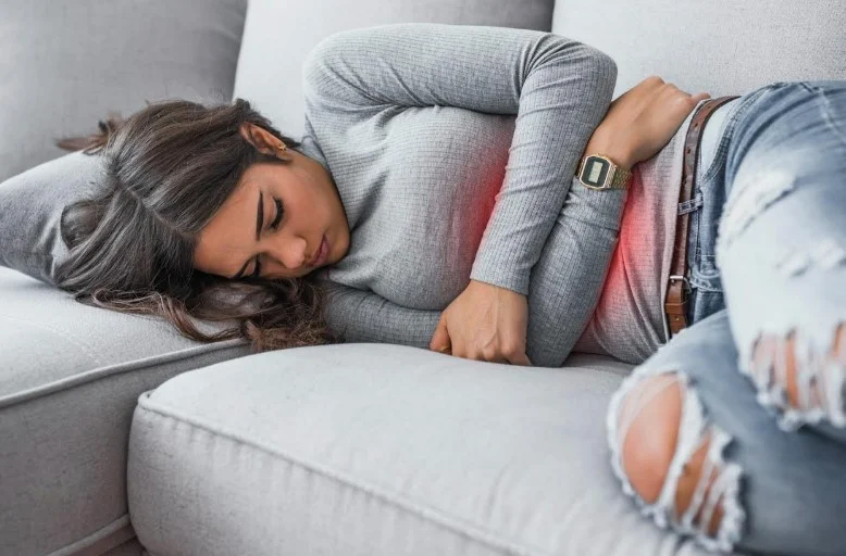 Чому синдром подразненого кишечника частіше виникає в жінок: прихована роль естрогену, PYY та мікробних метаболітів