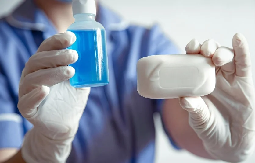 Чи «антибактеріальні» засоби більше шкодять, ніж допомагають, або Як серветки та мило проти бактерій створюють приховану загрозу?