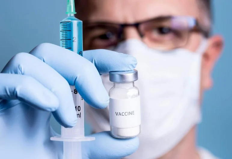 Чому FDA відмовилося дати дозвіл на нову мРНК-вакцину проти грипу і який це матиме вплив на подальші регуляторні вимоги до препаратів?